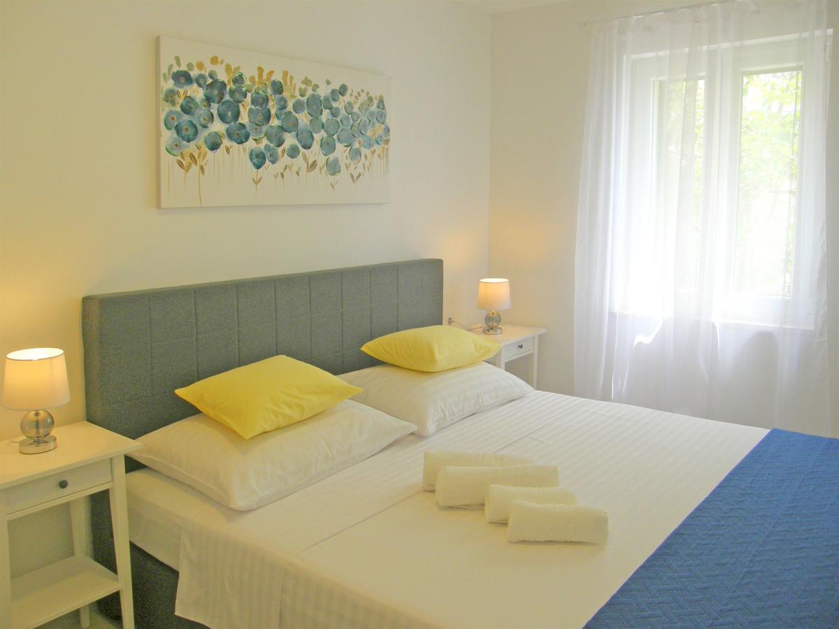 Apartments Mare Примоштен Екстер'єр фото