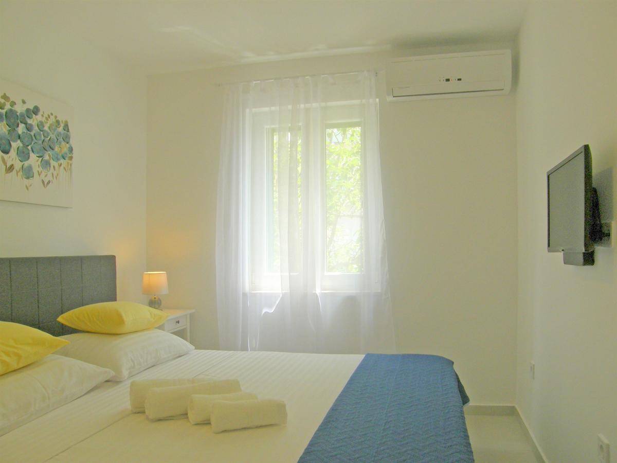 Apartments Mare Примоштен Екстер'єр фото