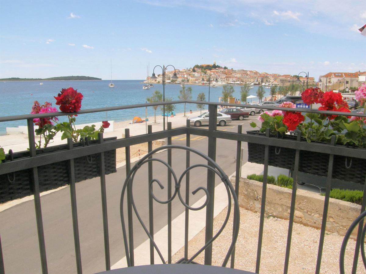 Apartments Mare Примоштен Екстер'єр фото