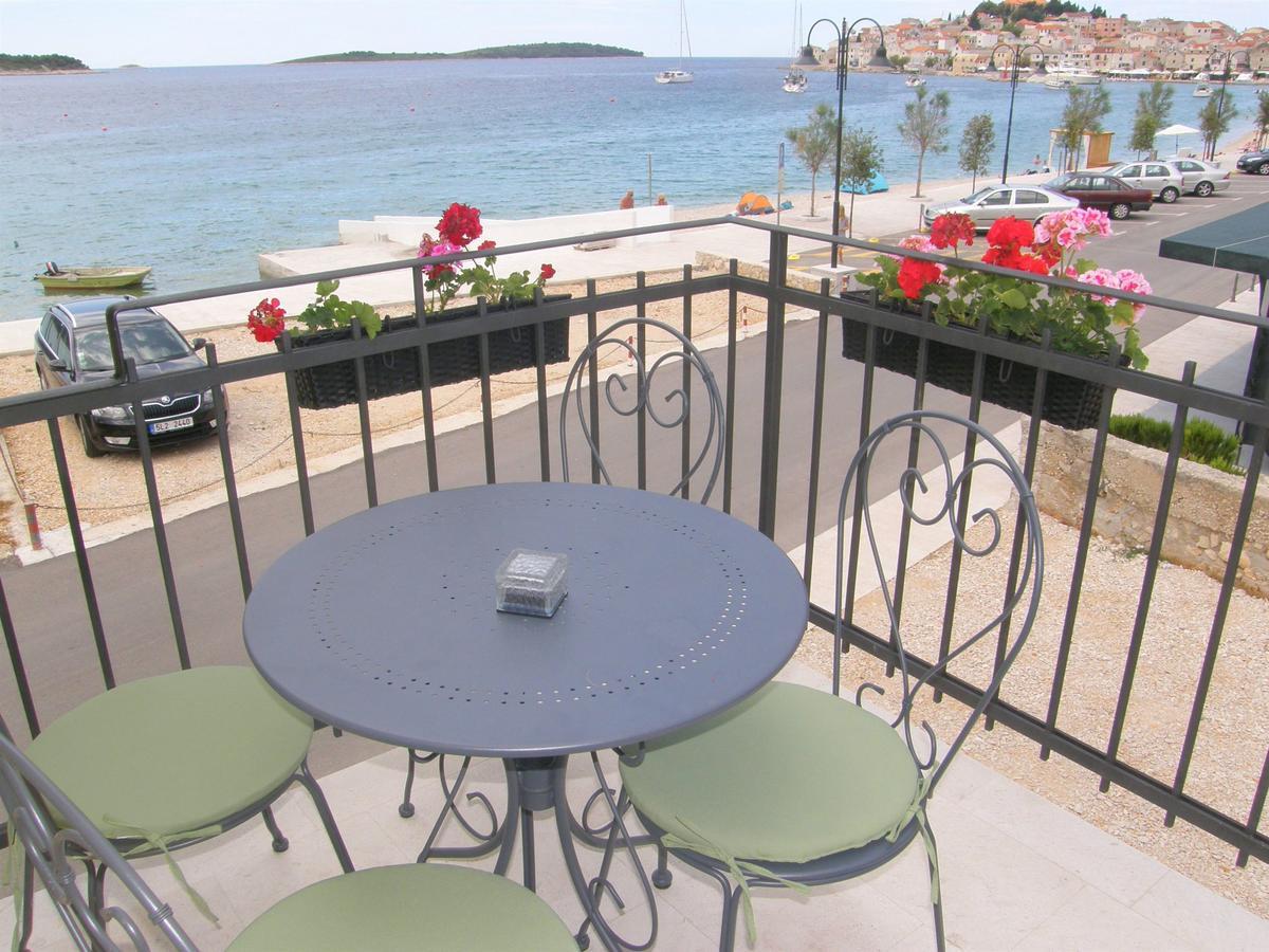Apartments Mare Примоштен Екстер'єр фото