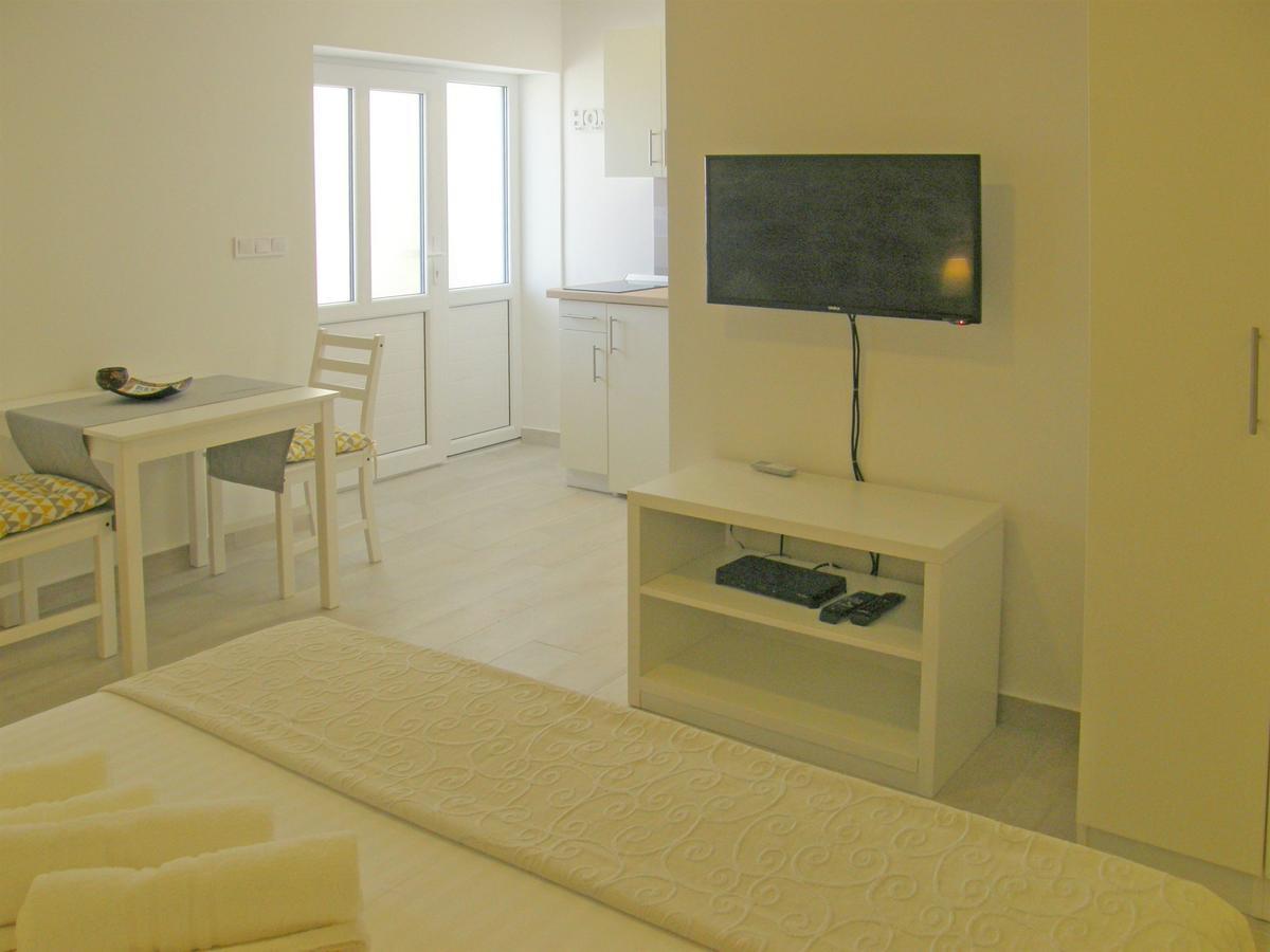 Apartments Mare Примоштен Екстер'єр фото